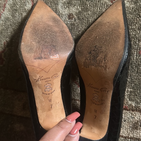 Kenneth Cole pointy toed heels. Size 7. Great condition. - Picture 3 of 3